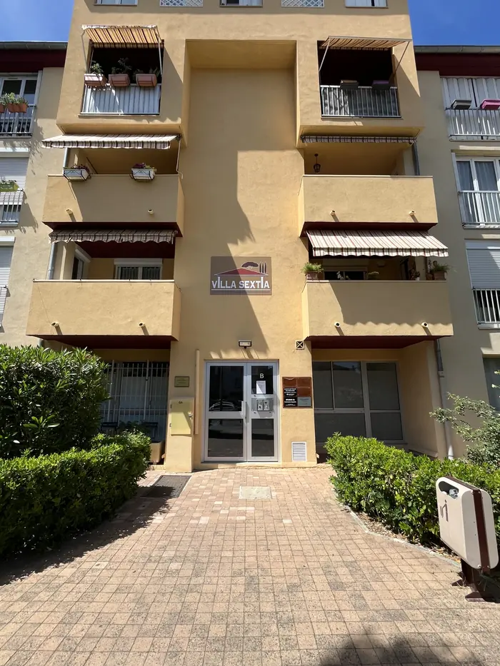 La façade de la Villa Sextia, 8 rue Achille Emperaire : l'entrée du bâtiment B, signalée par l'enseigne